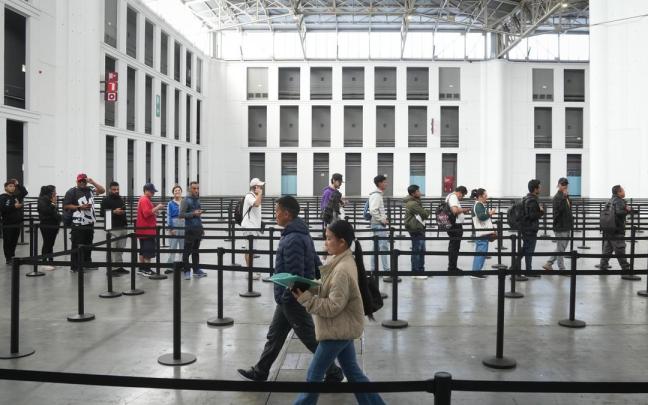 Varias personas en Barcelona hacen cola durante la "segunda fase" de la regularización extraordinaria de migrantes