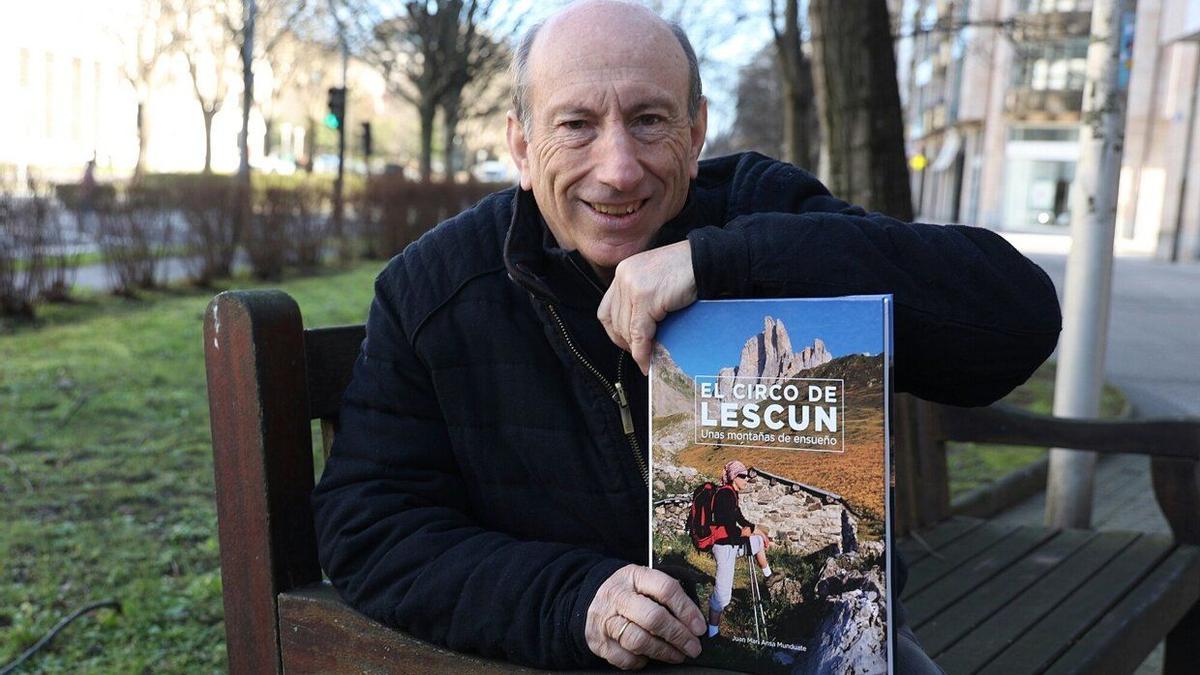 Juan Mari Ansa, con un ejemplar del libro.