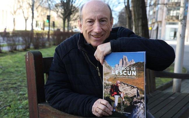 Juan Mari Ansa, con un ejemplar del libro.