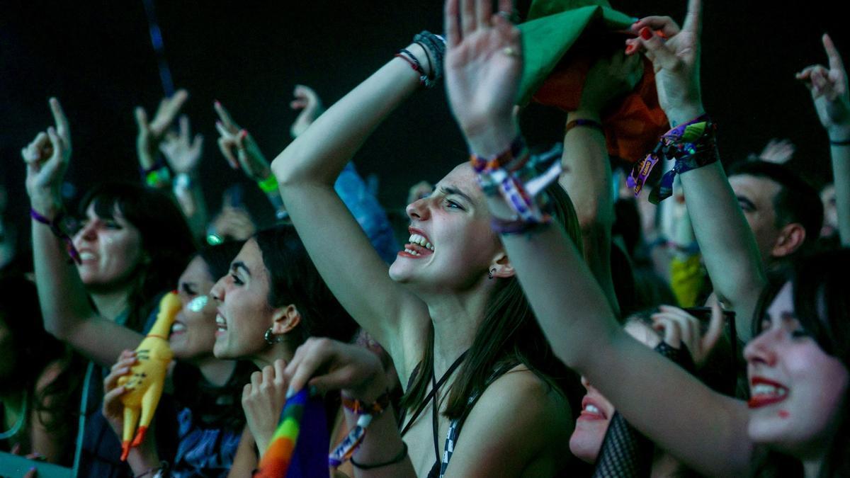 Varias personas disfrutan de una edición anterior del Primavera Sound.