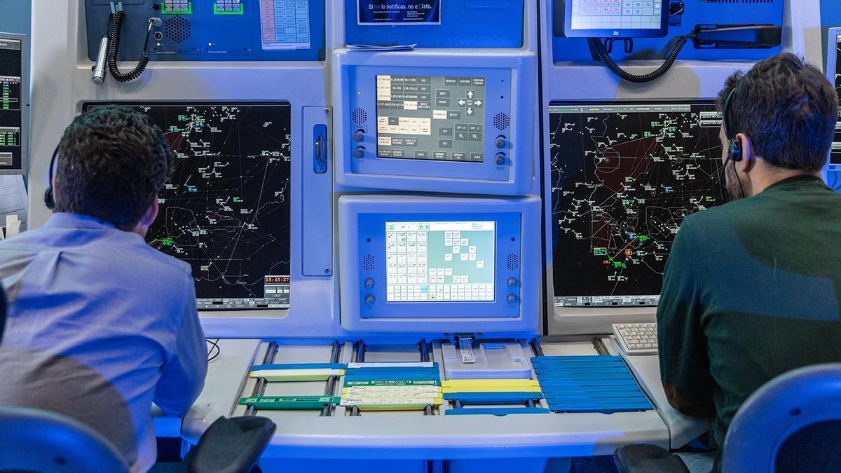 Controladores del centro de control de Enaire en Sevilla.