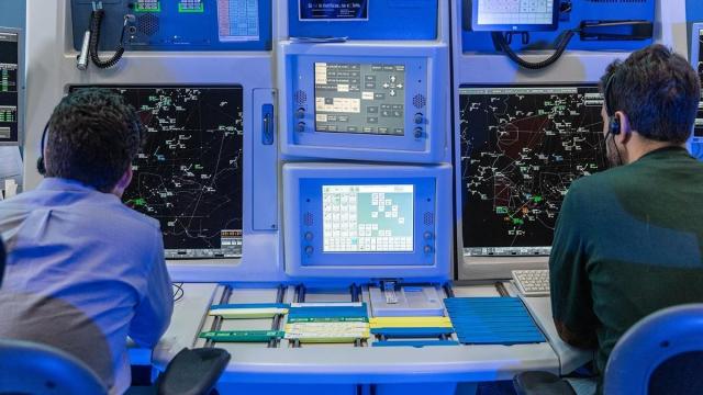 Controladores del centro de control de Enaire en Sevilla.