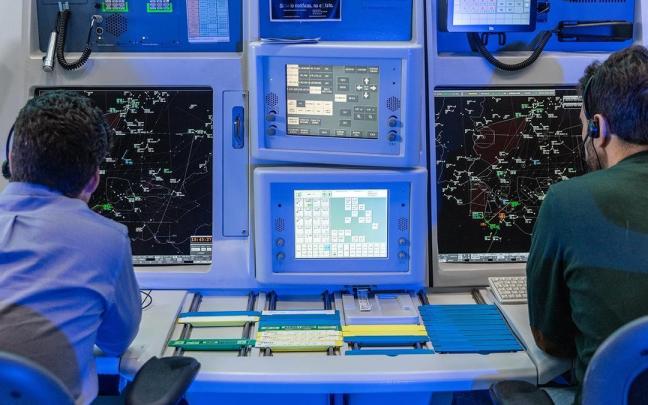 Controladores del centro de control de Enaire en Sevilla.