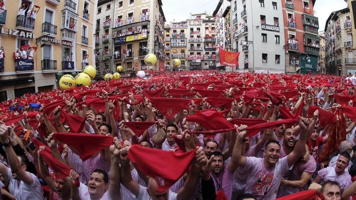 Una multitud espera al chupinazo que da inicio a las fiestas de San Fermín.