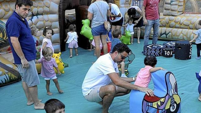 Familias numerosas en una fiesta de Hirukide.