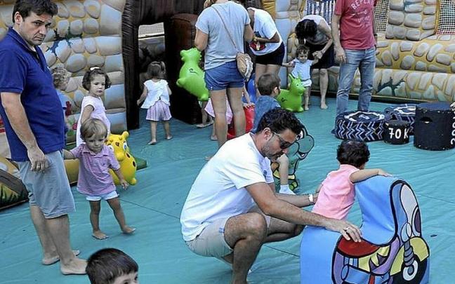Familias numerosas en una fiesta de Hirukide.