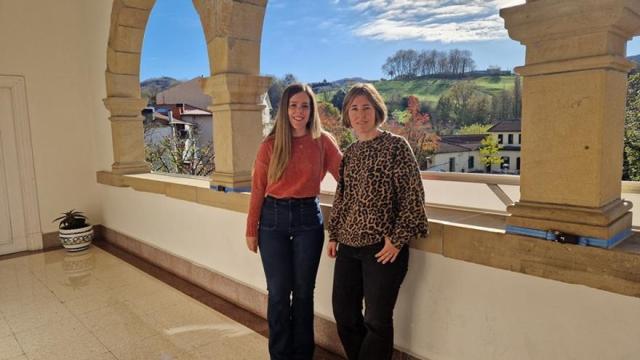 Sandra Caballero Irungo Udaleko Hezkuntza eta Gazteria ordezkaria eta Miren Tolosa Udal Euskaltegiko zuzendaria