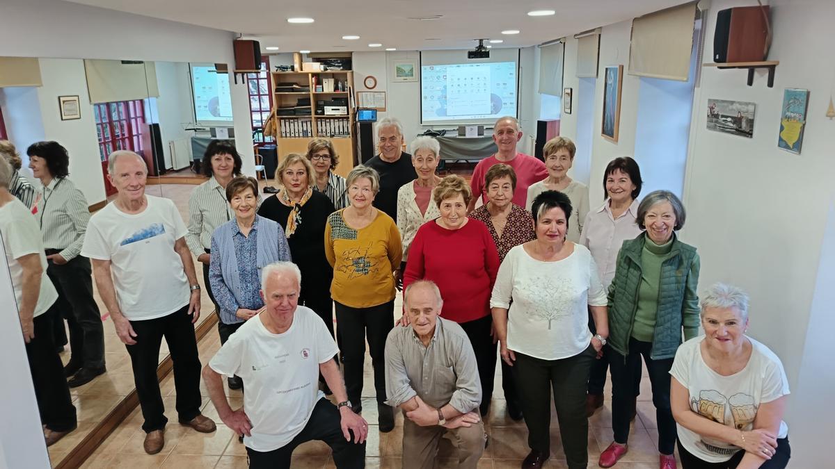Algunos de los bailarines y bailarinas que comparten la pista en las clases de Pake Leku.
