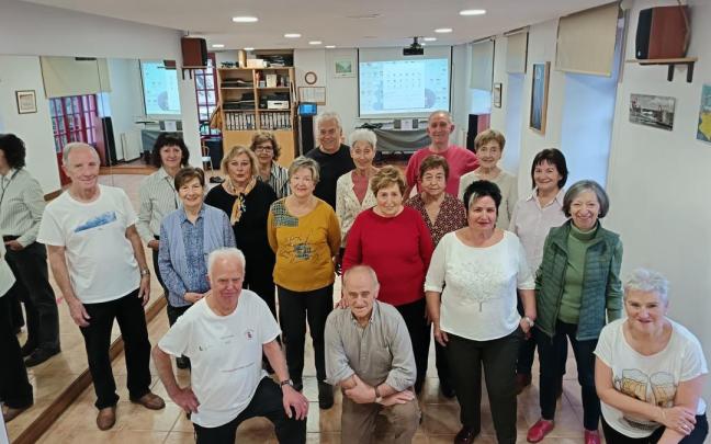 Algunos de los bailarines y bailarinas que comparten la pista en las clases de Pake Leku.