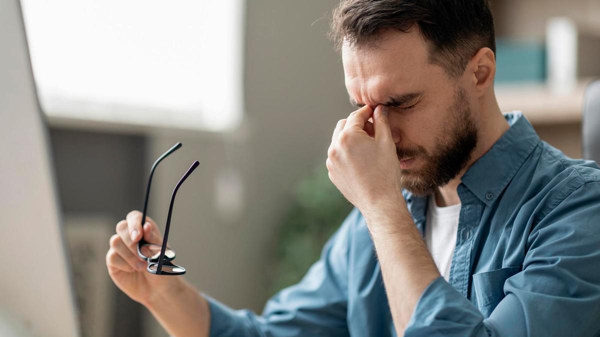 Un hombre hace una pausa en el trabajo para descansar la vista.
