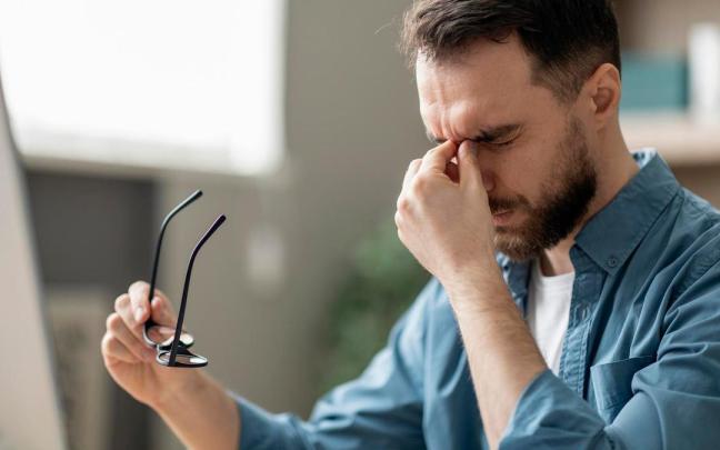 Un hombre hace una pausa en el trabajo para descansar la vista.
