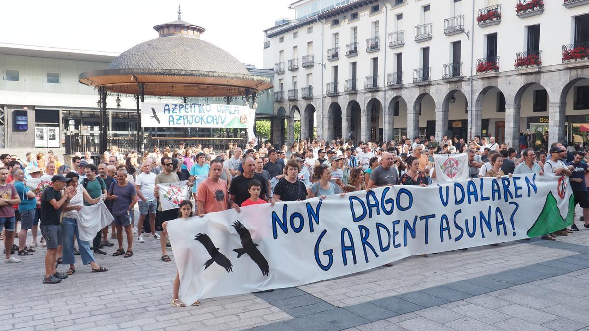 Protesta en el exterior de la casa consistorial organizada por Sañu Bizirik para denunciar la actitud del Ayuntamiento en relación al proyecto de parque eólico de Piaspe.