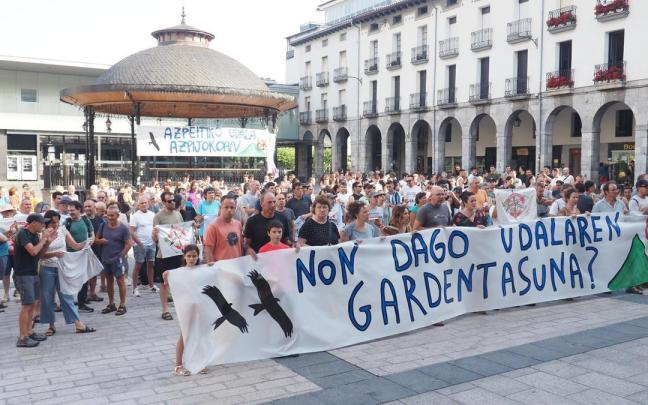 Protesta en el exterior de la casa consistorial organizada por Sañu Bizirik para denunciar la actitud del Ayuntamiento en relación al proyecto de parque eólico de Piaspe. / Aitor Protesta en el exterior de la casa consistorial organizada por Sañu Bizirik para denunciar la actitud del Ayuntamiento en relación al proyecto de parque eólico de Piaspe.