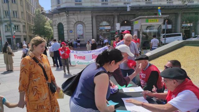 Recogida de firmas del Movimiento de Pensionistas de Euskal Herria / Europa Press Recogida de firmas del Movimiento de Pensionistas de Euskal Herria