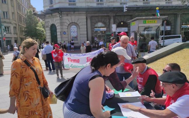Recogida de firmas del Movimiento de Pensionistas de Euskal Herria / Europa Press Recogida de firmas del Movimiento de Pensionistas de Euskal Herria