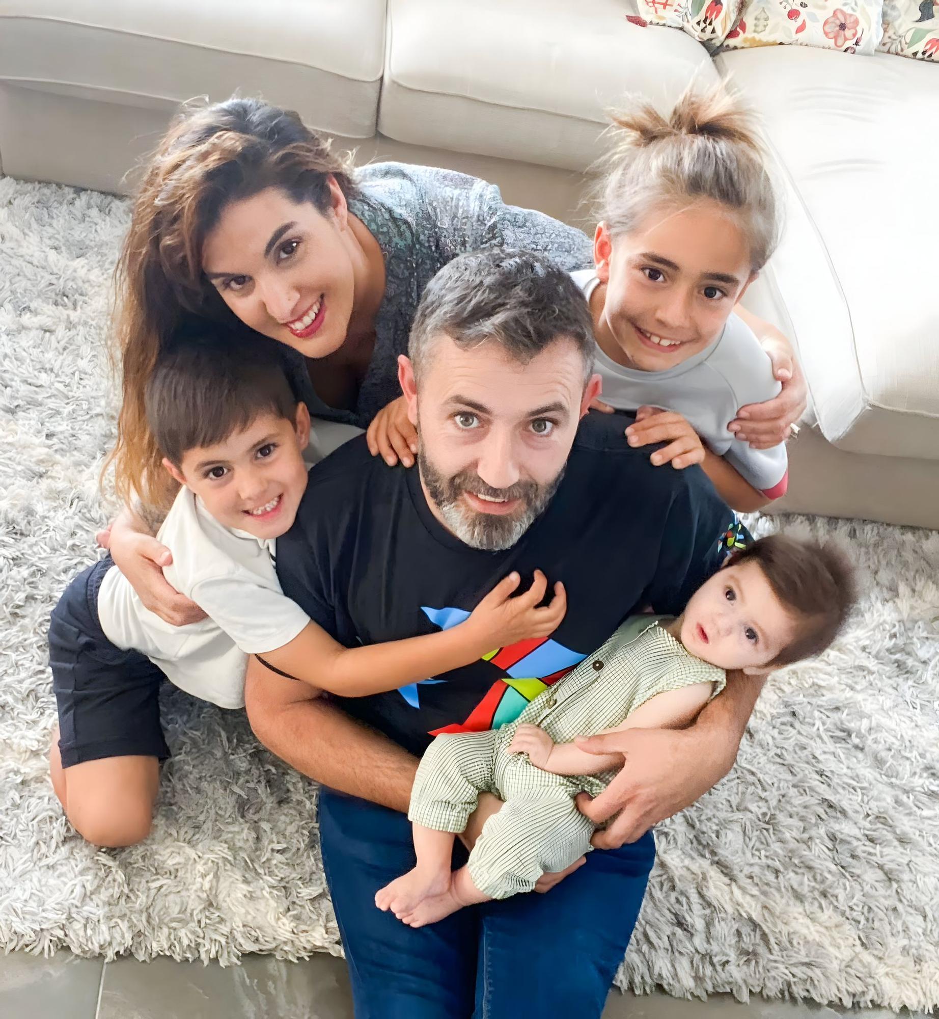Zuriñe Lasagabaster junto a su marido Santos y sus hijos Unax, Aimar e Ibai
