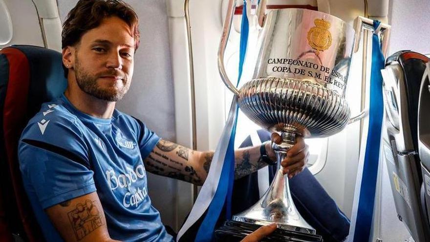 Remiro, con la Copa en el avión.