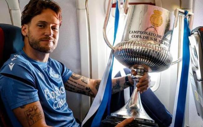 Remiro, con la Copa en el avión.