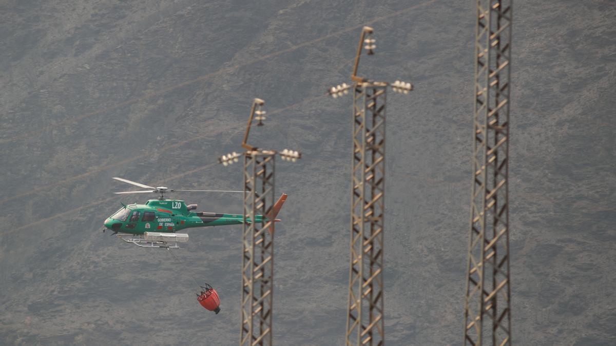 Un helicóptero que trabaja en la extinción de incendios