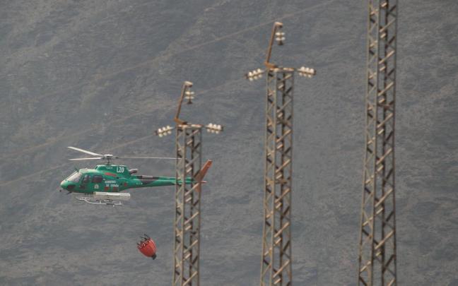 Un helicóptero que trabaja en la extinción de incendios