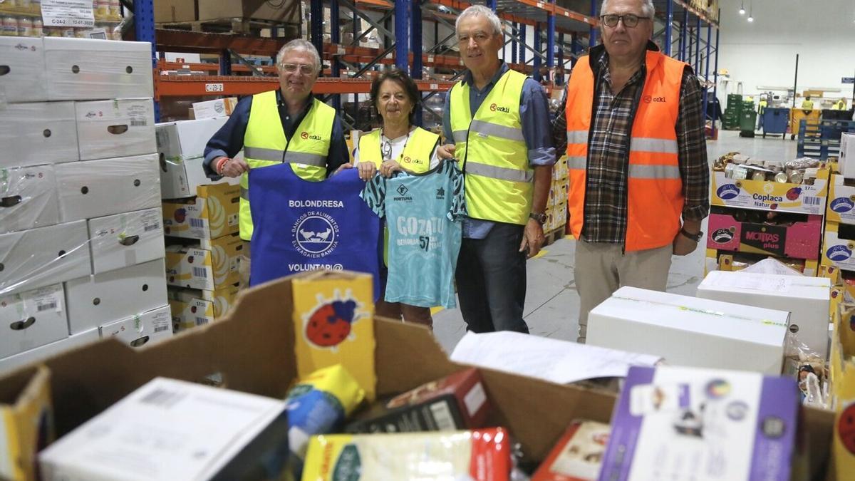 Belén Méndez de Vigo, junto a otros voluntarios, en una imagen de archivo del Banco de Alimentos de Gipuzkoa