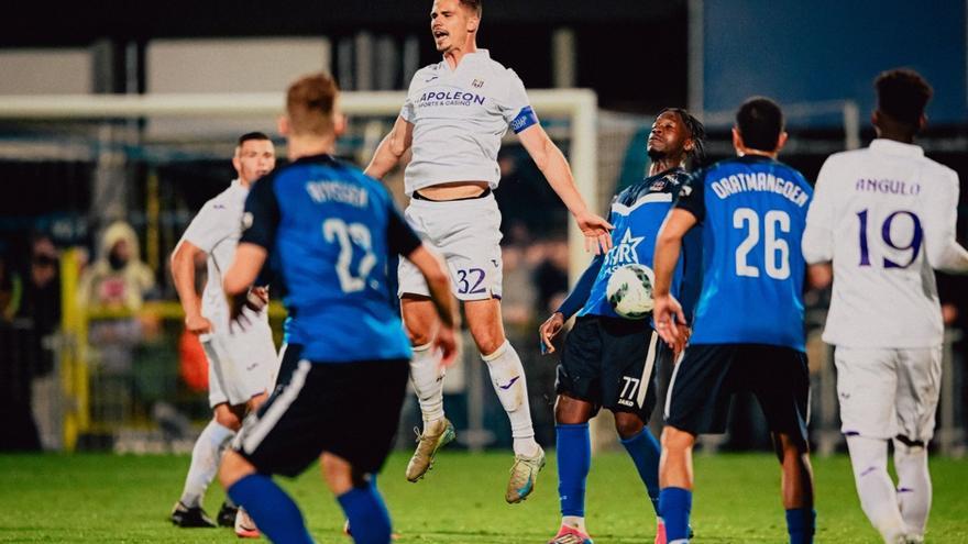 El capitán Dendoncker (dorsal 32) salta durante el Dender-Anderlecht (1-1) de este sábado. RSC ANDERLECHT