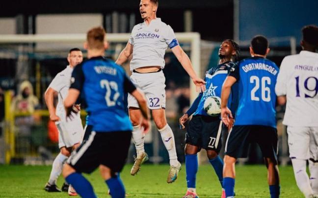 El capitán Dendoncker (dorsal 32) salta durante el Dender-Anderlecht (1-1) de este sábado. RSC ANDERLECHT
