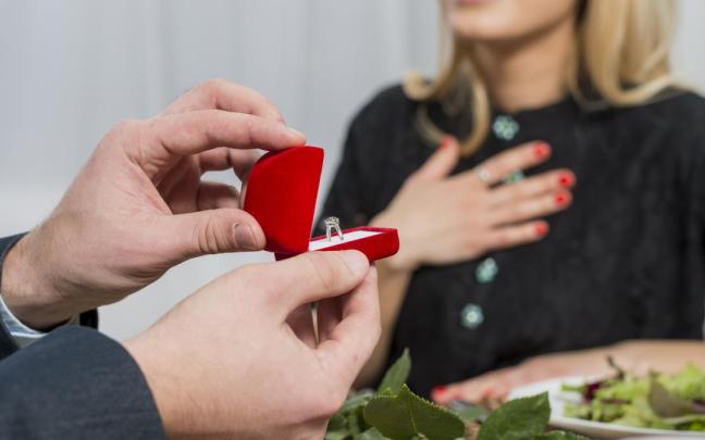 Un anillo de compromiso.