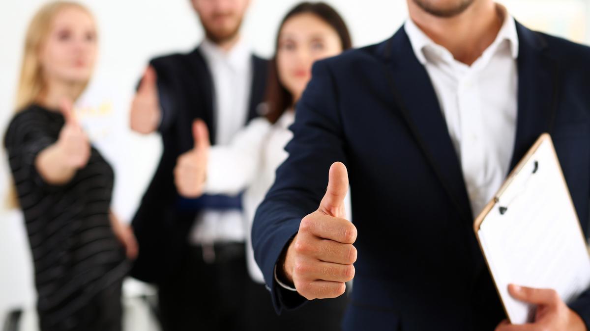 Un empleado, satisfecho tras una reunión en su empresa.