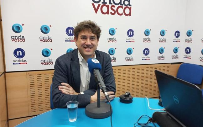 El líder del PSE y candidato de la formación a lehendakari, Eneko Andueza, durante la entrevista en Onda Vasca.