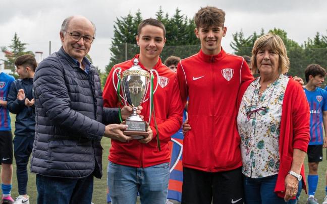 Javier Landeta, presidente de la Federación Vasca de Fútbol (FVF), entrega a los capitanes del primer juvenil del Leioa un trofeo, junto a Margarta Landeta Javier Landeta, presidente de la Federación Vasca de Fútbol (FVF), entrega a los capitanes del primer juvenil del Leioa un trofeo, junto a Margarta Landeta