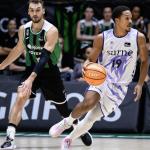 Melwin Pantzar bota el balón ante Sam Dekker en Badalona. / ACB Photo/D. Grau