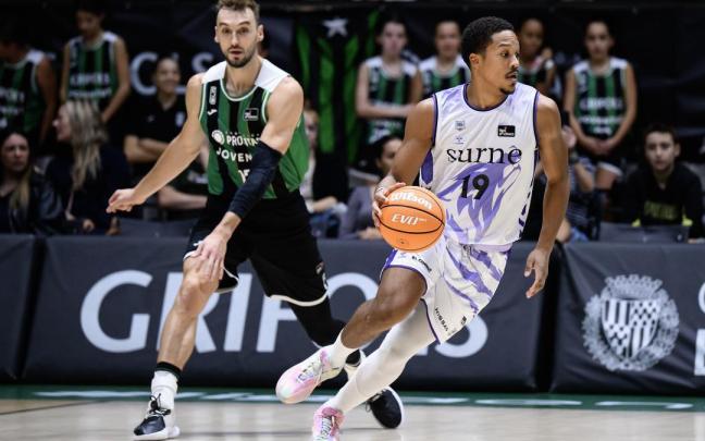 Melwin Pantzar bota el balón ante Sam Dekker en Badalona. / ACB Photo/D. Grau