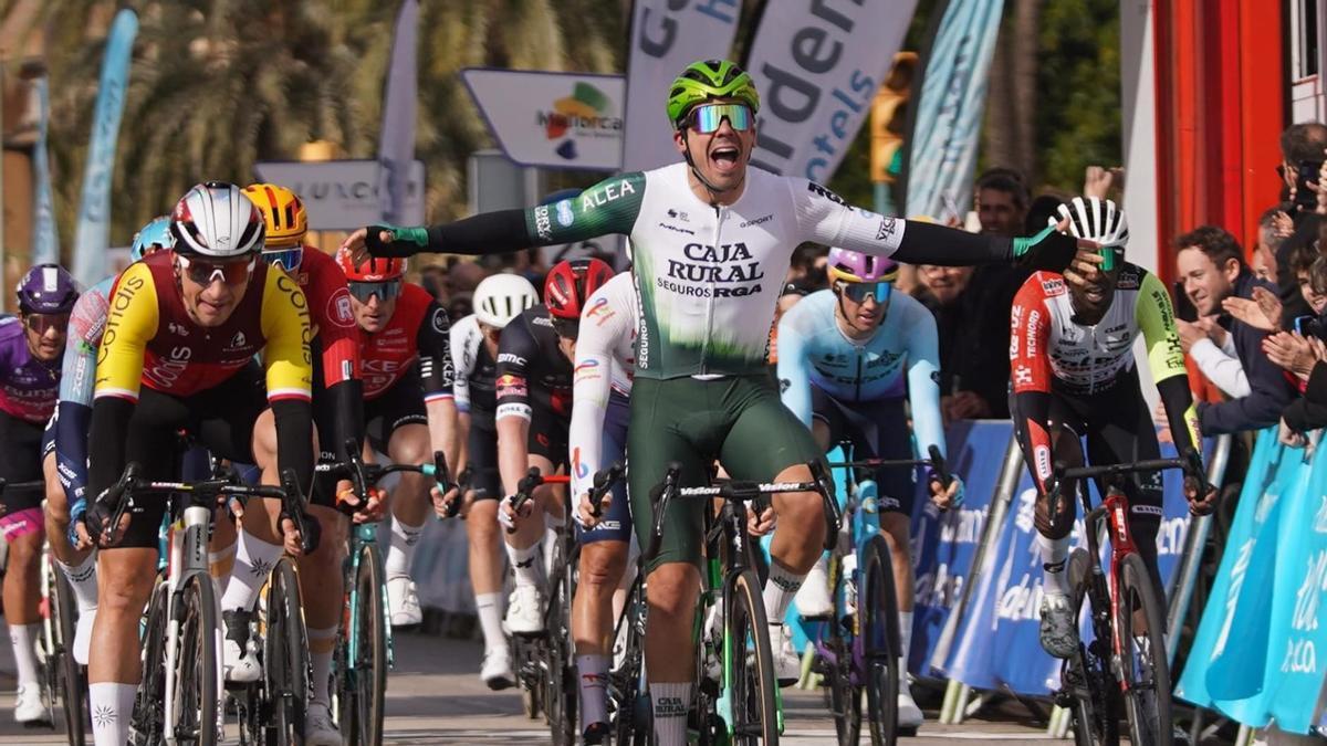 El ciclista portugués festeja la victoria.