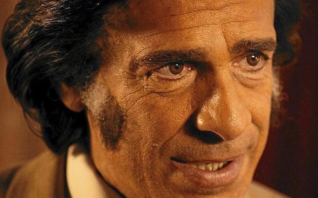 Leonardo Sbaraglia, caracterizado como Carlos Menem.