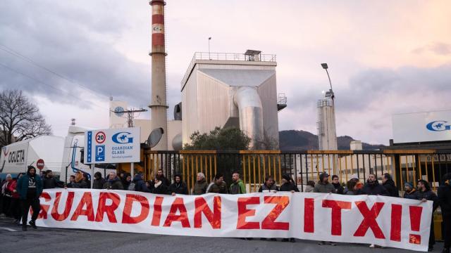 Trabajadores con una pancarta durante la concentración del comité de empresa de Guardian