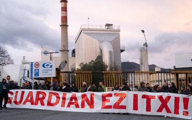 Trabajadores con una pancarta durante la concentración del comité de empresa de Guardian