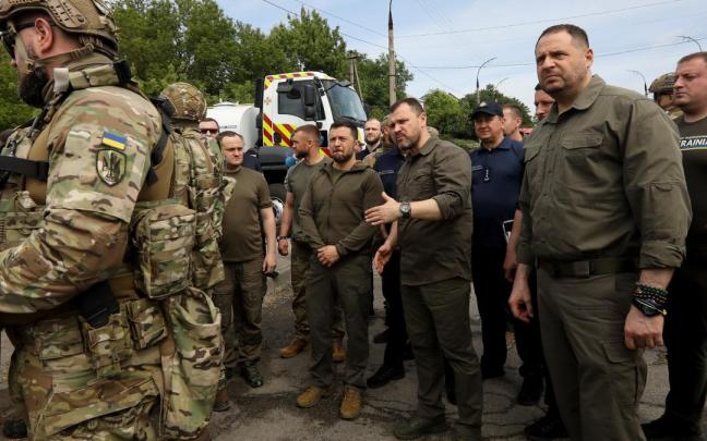Zelenski visita Jersón para examinar los daños por la destrucción de la presa Zelenski visita Jersón para examinar los daños por la destrucción de la presa