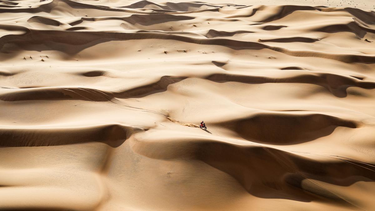 Luciano Benavides, en el océano de dunas del Rally Dakar.