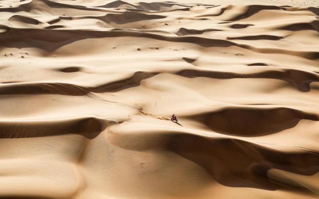 Luciano Benavides, en el océano de dunas del Rally Dakar.