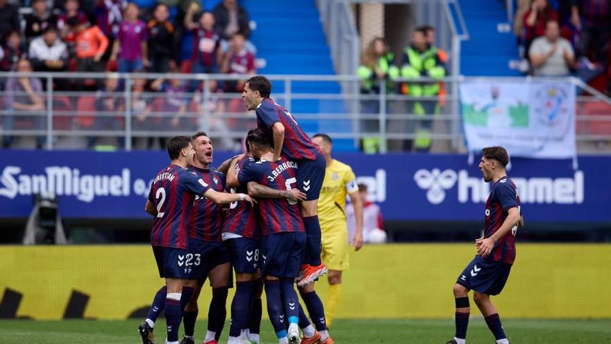 Ipurua celebrando el último gol de Stoichkov