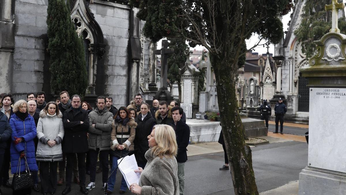 Consuelo Ordóñez durante el homenaje a su hermano en el cementerio de Polloe.