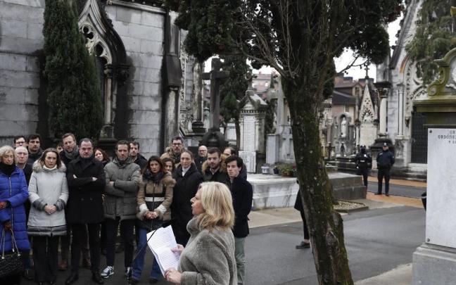 Consuelo Ordóñez durante el homenaje a su hermano en el cementerio de Polloe.