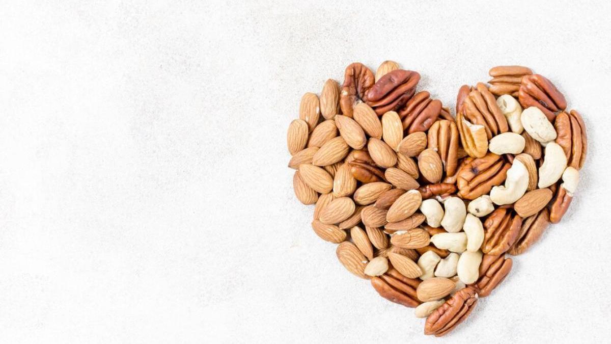Frutos secos dispuestos en forma de corazón.