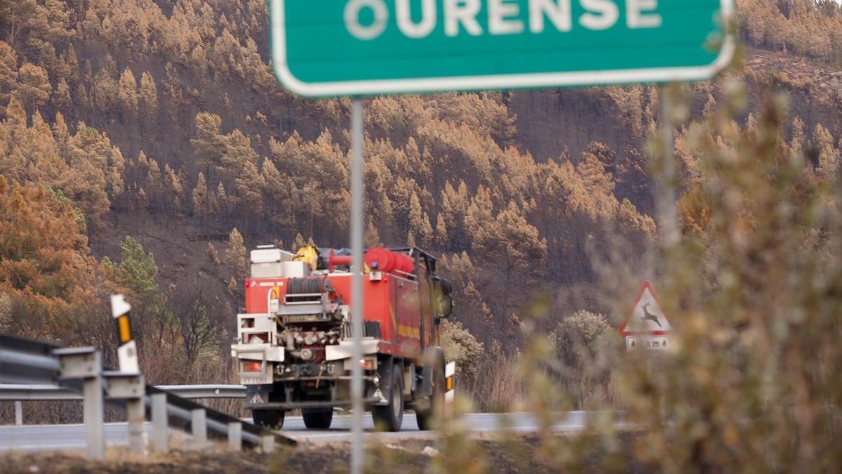 Un camión de bomberos en Ourense en agosto, en una de las zonas afectadas por el incendio de Oímbra.
