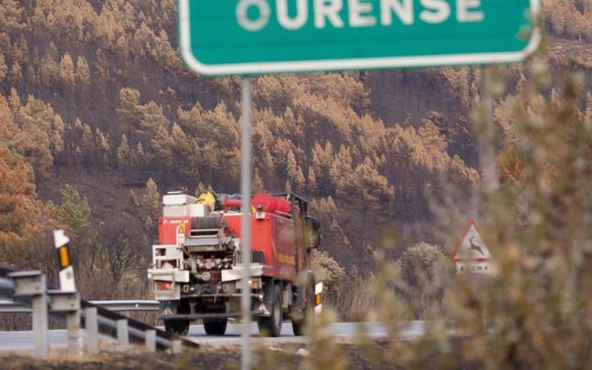 Un camión de bomberos en Ourense en agosto, en una de las zonas afectadas por el incendio de Oímbra.