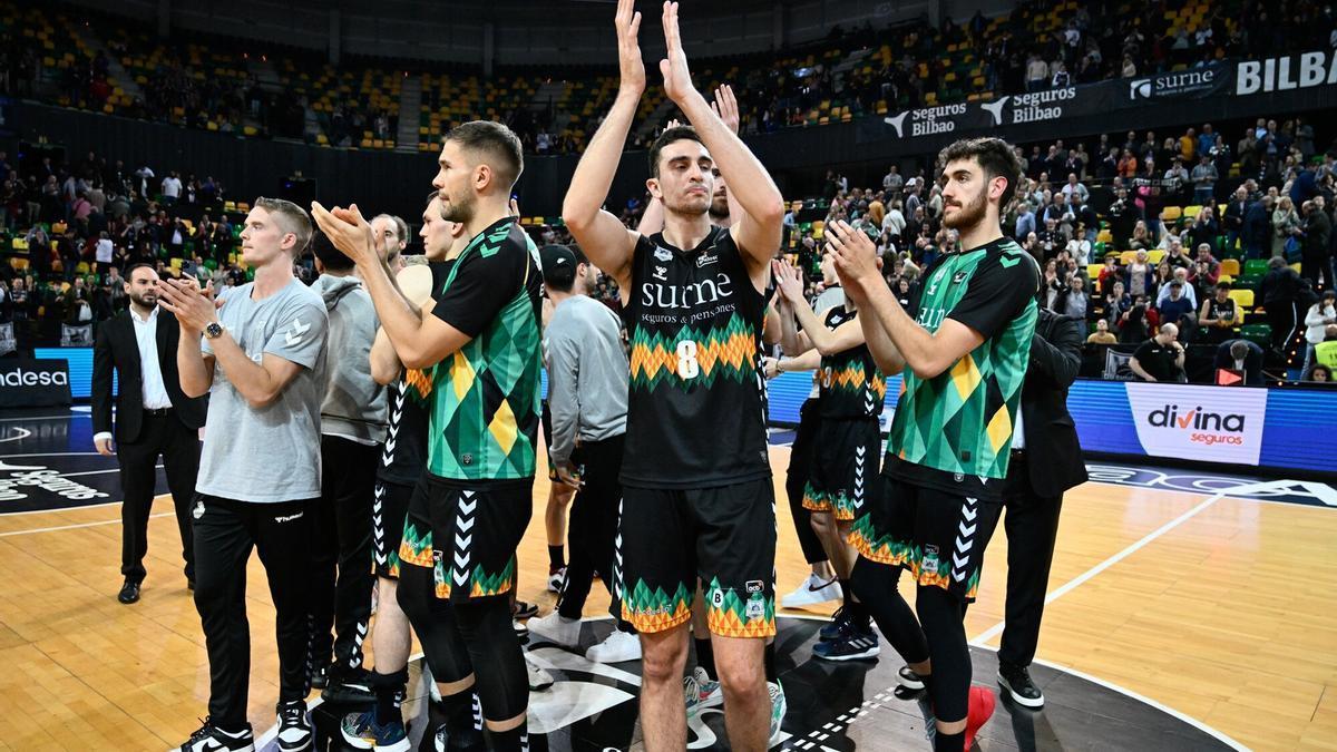 Los jugadores del Surne Bilbao Basket agradecen su apoyo a Miribilla.