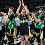 Los jugadores del Surne Bilbao Basket agradecen su apoyo a Miribilla.
