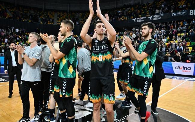 Los jugadores del Surne Bilbao Basket agradecen su apoyo a Miribilla.