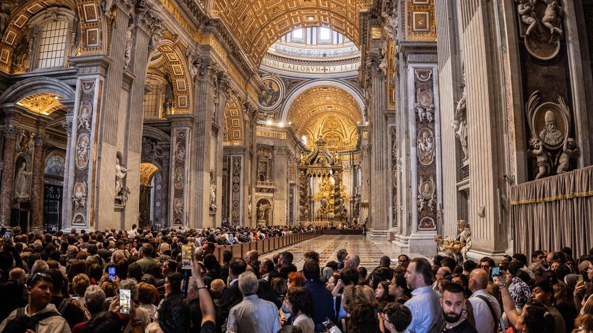 Largas colas en la Basílica de San Pedro para despedirse de Francisco